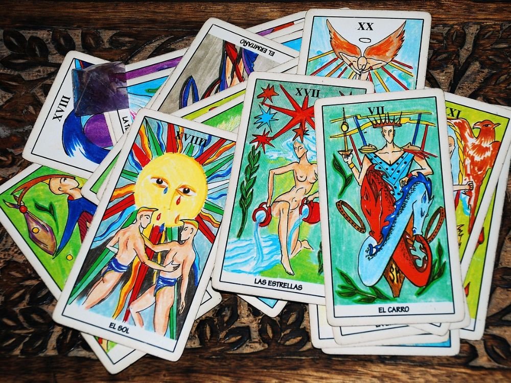 Cartas de tarot dispostas sob uma superfície de madeira.