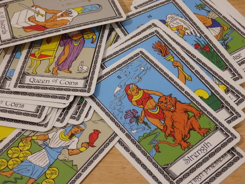 Cartas de tarot dispostas sobre a mesa.
