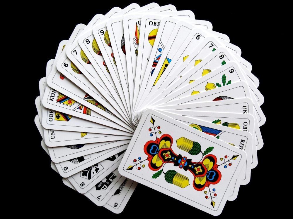 cartas de tarot dispostas em leque em um fundo preto.